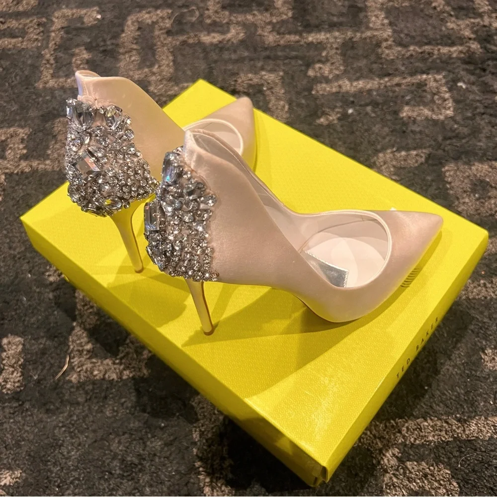 LIKE NEW TED BAKER LONDON MIEON STILETTOS IN LIGHT CREAM - WORN ONCE INDOORS! - Picture 1 of 16